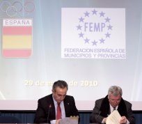 El Presidente de la FEMP, Pedro Castro y el Presidente del COE, Alejandro Blanco Bravo, rubricando el convenio
